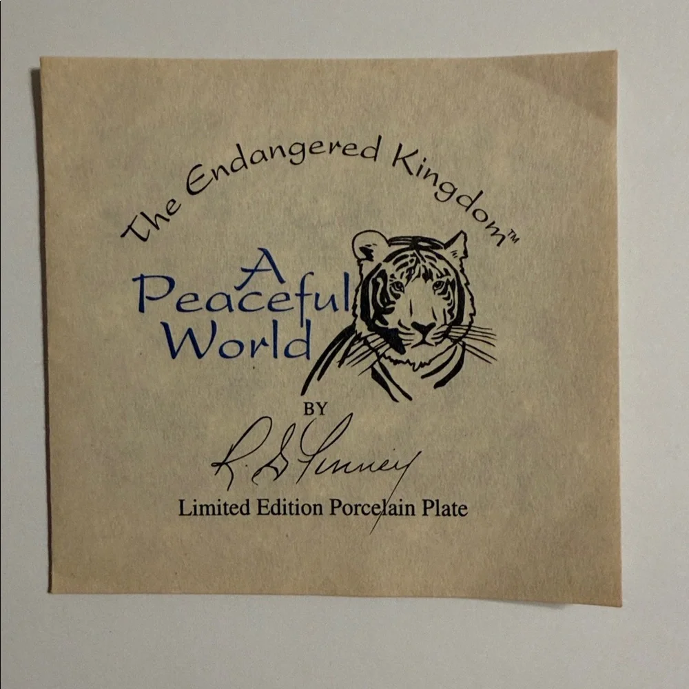 Vintage. FLEETWOOD Collection. Endangered Kingdom. PEACEFUL WORLD. Plate A 7640